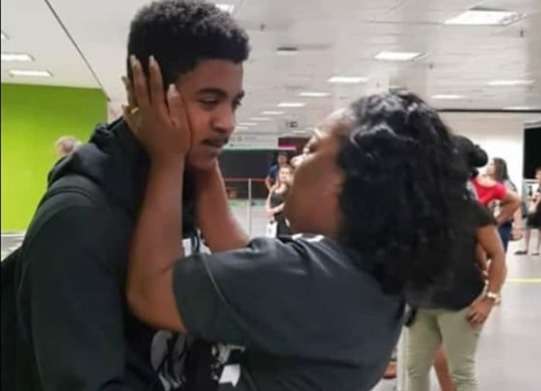 Encontro do estudante Felipe Dias com a mãe, Cleonice Lopes, no Aeroporto Internacional de Brasília