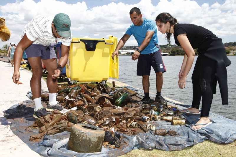 Instrutores e mergulhadores durante a Semana Lago Limpo em 2013