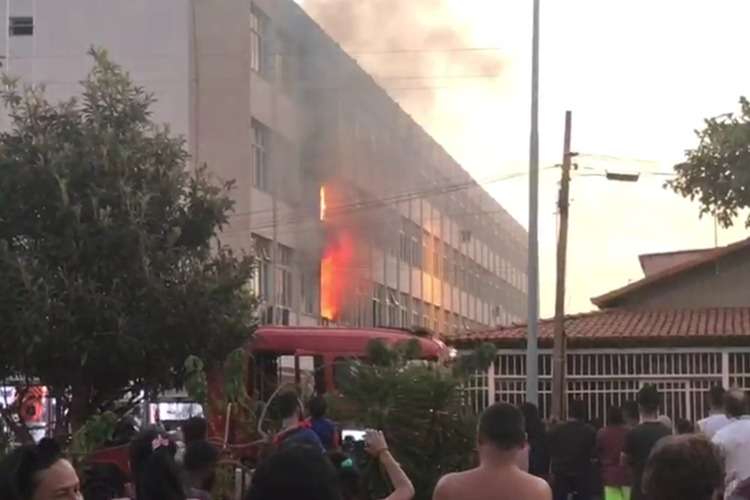 As chamas que saiam de uma residência do 1º andar alcançavam as janelas do apartamento acima