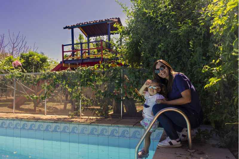 Flávia Firme e a filha Anna: de olho na pequena em todo momento