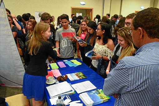 Feiras são locais para troca de ideias entre expositores e interessados em experiências internacionais