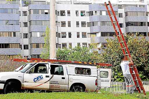 Pelo contrato coletivo, servidores da Companhia Energética de Brasília (CEB) têm direito a auxílio-babá, de R$ 1 mil, para filhos com até 6 meses