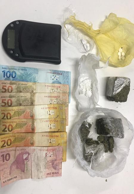 Os policiais apreenderam uma balança de precisão, porções de cocaína e maconha, comprimidos de ecstasy e R$ 270 em espécie