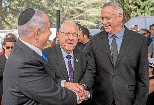 Netanyahu (E) e Gantz (D) com o presidente Reuven Rivlin, na homenagem a Shimon Peres: coalizão depende de acertos delicados