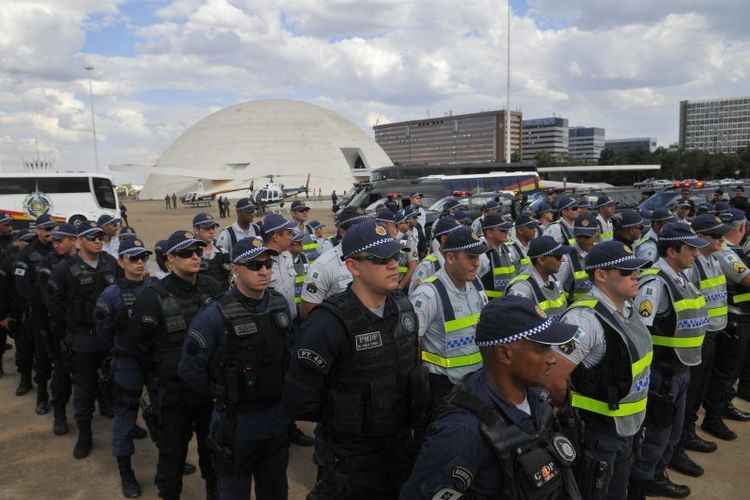 O reajuste de militares também ficaria condicionado a mudanças no Fundo Constitucional