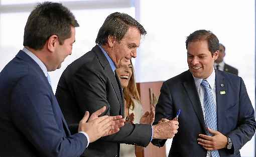 Bolsonaro na volta ao Palácio do Planalto após cirurgia: medidas que vão %u201Cajudar muito%u201D a economia