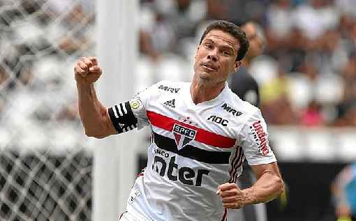 Hernanes abriu o placar contra o Botafogo, no Nilton Santos