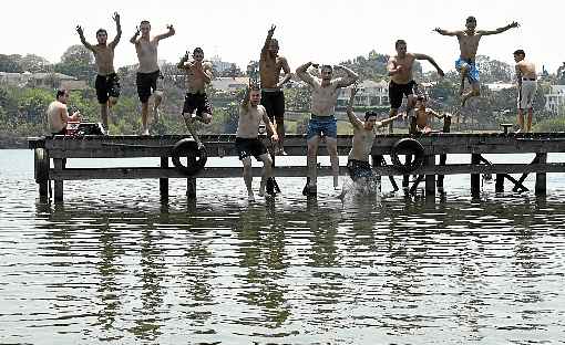 Amigos caem na água para se refrescar