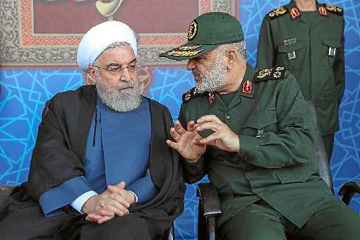 O presidente iraniano, Hassan Rohani (E): 