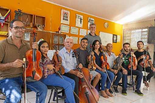 Há 10 anos, o musicista Edson Araújo reúne crianças, jovens e adultos para aprender e compartilhar técnicas musicais