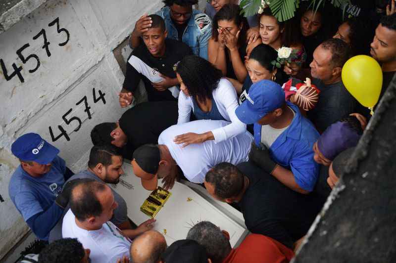 O enterro de Ágatha foi marcado por comoção e protestos