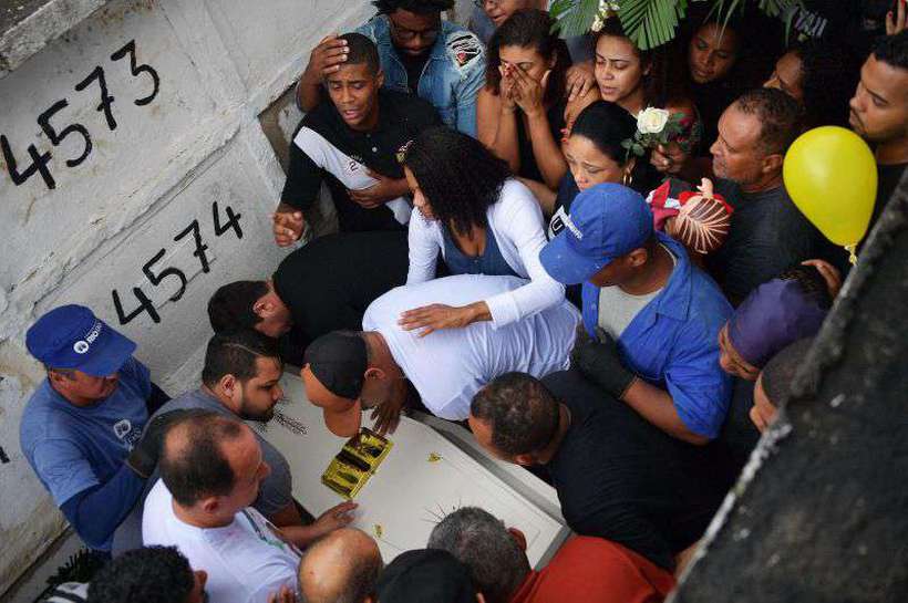 Enterro da menina Ágatha Félix, de 8 anos, no Rio de Janeiro