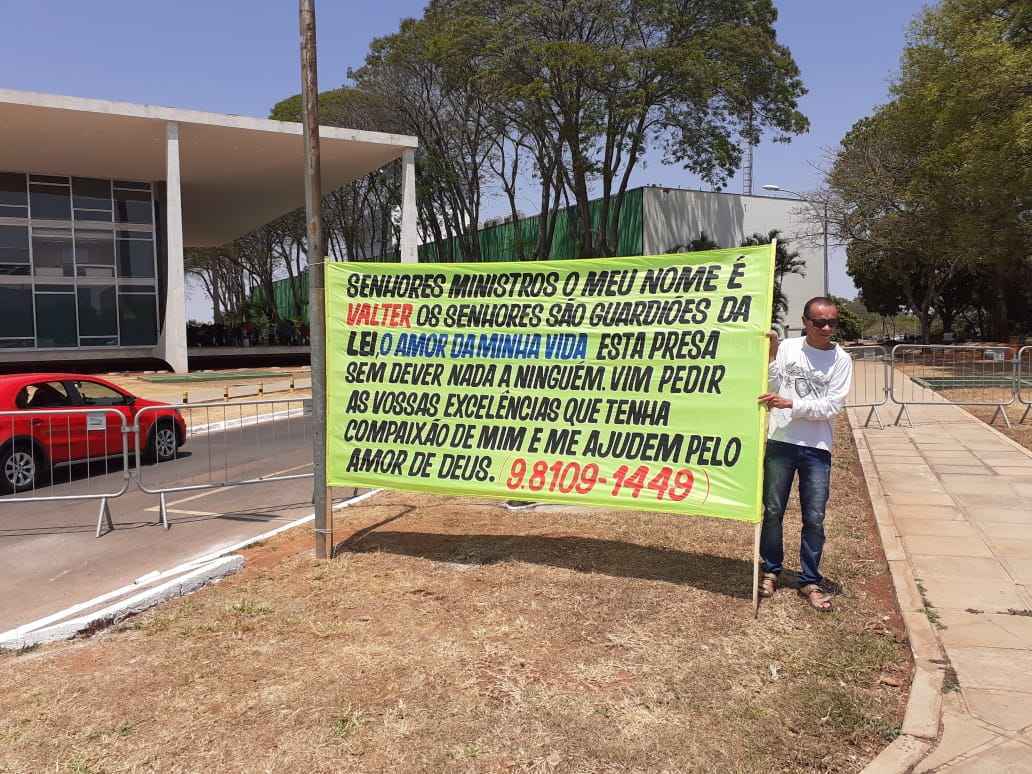 Homem levou uma faixa para a frente da Suprema Corte