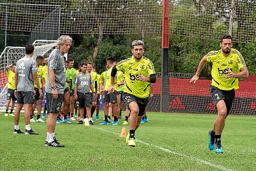 O técnico Jorge Jesus observa a corrida de Arrascaeta: meia uruguaio tem sido decisivo na campanha rubro-negra