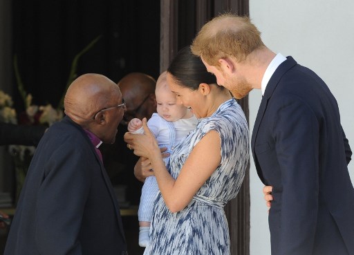 A família real durante visita a fundação Tutu na África