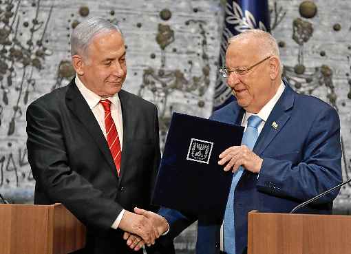 Bibi com o presidente Reuven Rivlin: bloco direitista-religioso soma 55 deputados, seis a menos que a maioria na Knesset (parlamento)