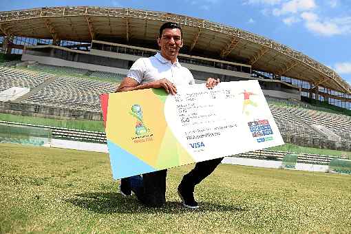 O zagueiro pentacampeão Lúcio foi à arena do Gama e posou para fotos com um ingresso gigante do torneio