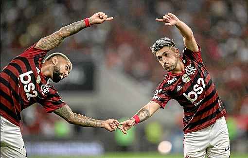 Gabigol (E) abriu o placar em cobrança de pênalti e Arrascaeta (D), de cabeça, fez o segundo gol rubro-negro no jogo no Maracanã