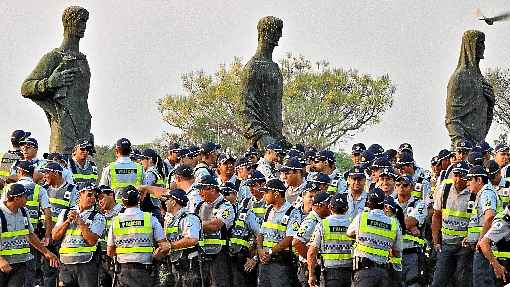 Policiais militares e civis, além de bombeiros, poderão adquirir armas. Verba deverá ser aplicada no reaparelhamento