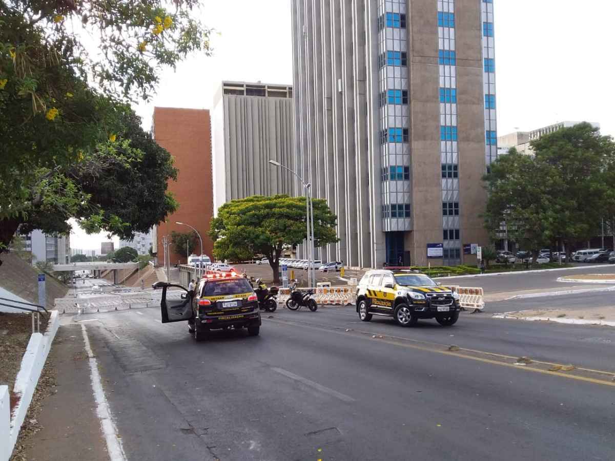 Trânsito interditado no Setor Comercial Sul