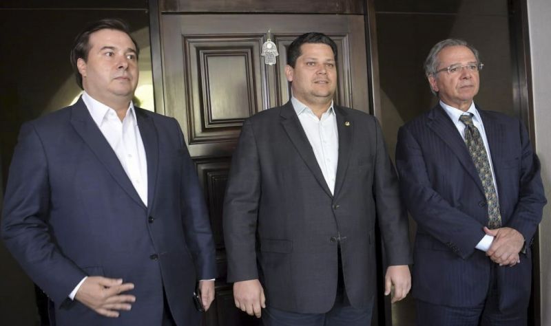 residente do Senado, senador Davi Alcolumbre (DEM-AP), recebe na Residência Oficial da Presidência do Senado, o ministro da Economia, Paulo Guedes e o presidente da Câmara dos Deputados, deputado Rodrigo Maia (DEM-RJ),