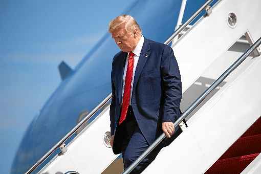 Trump desembarca do Air Force One, em Washington: protesto contra %u201Ccaça às bruxas%u201D e ameaças veladas ao 