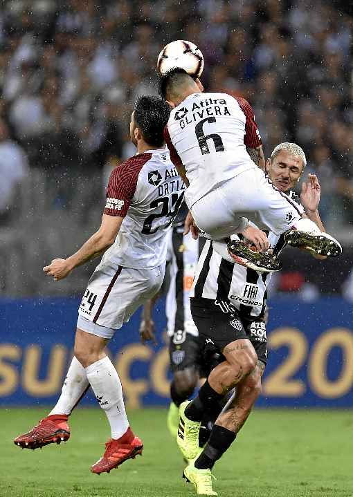 Vinicius disputa a bola com os argentinos do finalista Colón