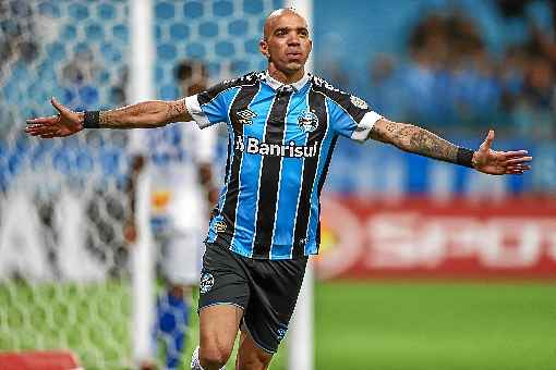 Diego Tardelli tem seis gols na temporada