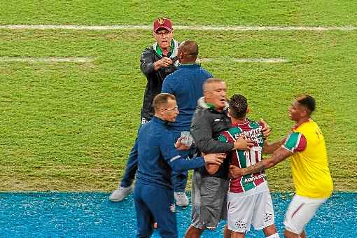 O descontrole de Oswaldo e Ganso é a imagem da desorganização do Flu