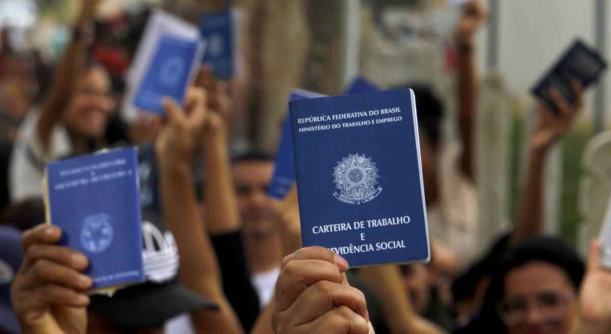 Pessoas fazem fila para conseguir emprego, em atacadão do Valparaíso