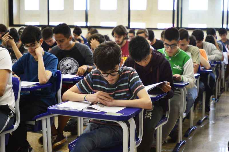 Cerca de 1 milhão de alunos participam da competição. As provas começam a ser aplicadas às 14h30 (horário de Brasília)