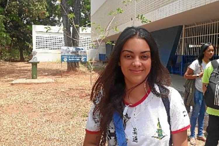 Jovem mulher de camiseta branca e mochila