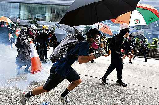 Manifestante corre depois de a polícia lançar gás lacrimogêneo para dispersar a mobilização: tensão elevada na ex-colônia britânica