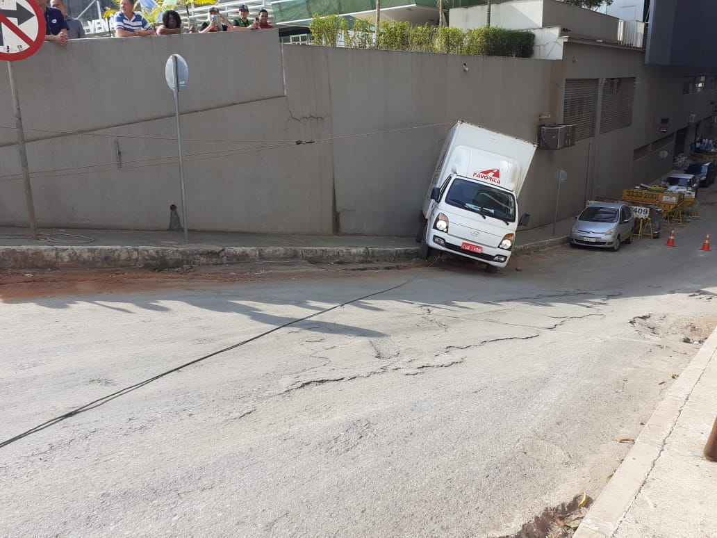 Bombeiros usaram uma viatura com um cabo de aço para puxar o automóvel