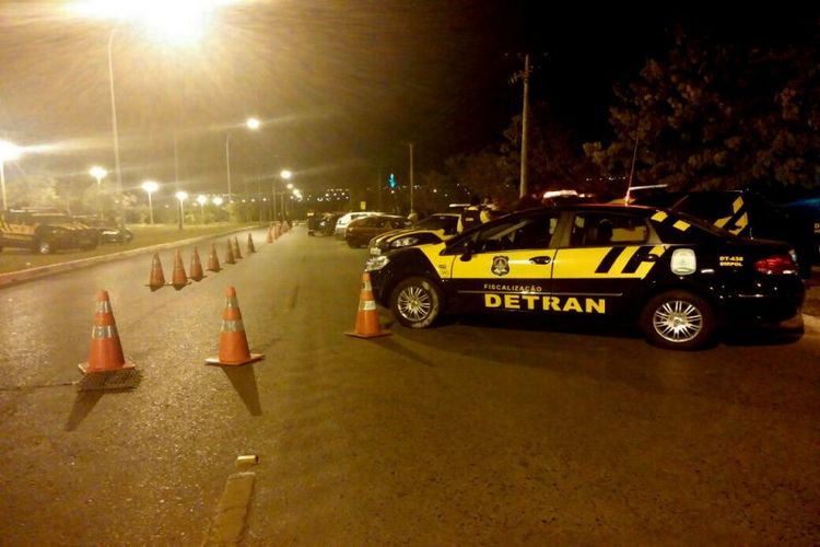 Viatura do Departamento de Trânsito do Distrito Federal - Detran estacionada em ponto estratégico junto a cones de sinalização durante a operação