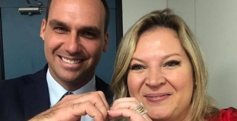 Joice Hasselmann faz foto com Eduardo Bolsonaro