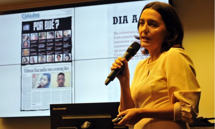 A jornalista Adriana Bernardes ressaltou a importância de uma cobertura sensibilizada do tema