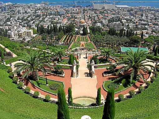 Do alto do Monte Carmelo, é possível ver o domo dourado do templo da fé Bahai