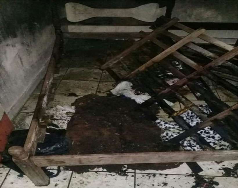 Quarto onde dois idosos dormiam foi destruído