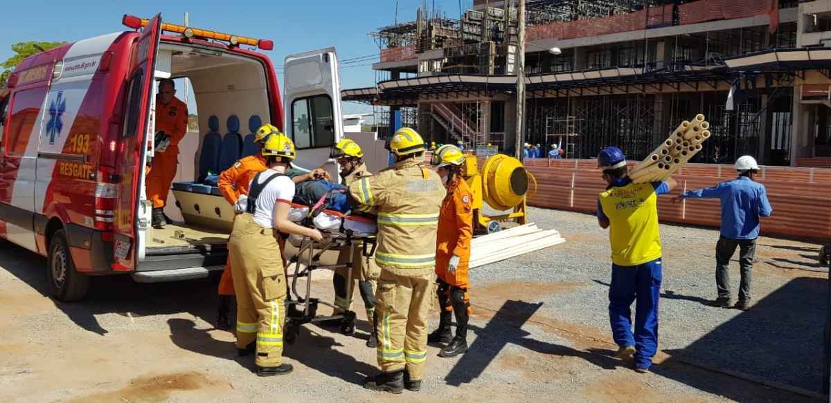 Uma das vítimas foi socorrida pelo Corpo de Bombeiros e a outra encaminha para o hospital pela empresa responsável pela obra