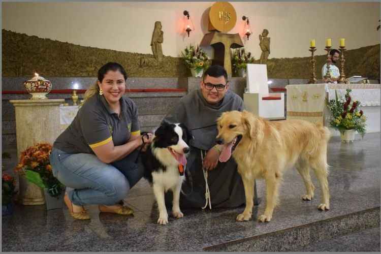 Rejane Lopes sempre leva seus bichinhos para serem abençoados na igreja