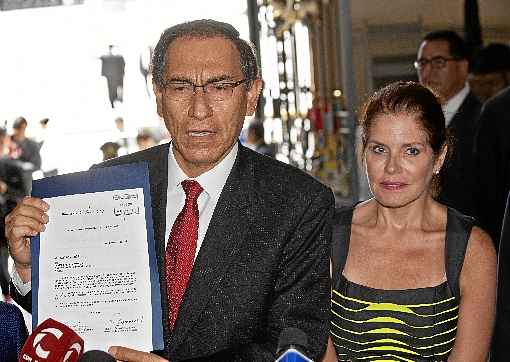 O presidente Martín Vizcarra com a vice Mercedes Aráoz, que chegou a ser empossada pelos parlamentares, mas recuou: vazio institucional