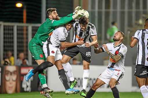 Trombada na área vascaína: goleiro Fernando Miguel se esforça para bloquear cabeçada do ataque rival