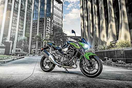 Equipado com motor de dois cilindros paralelos, produzido em Manaus, o modelo naked Kawasaki Z400 ficou mais potente e leve, com uma ergonomia confortável e guidão largo em posição elevada para encarar ruas e estradas