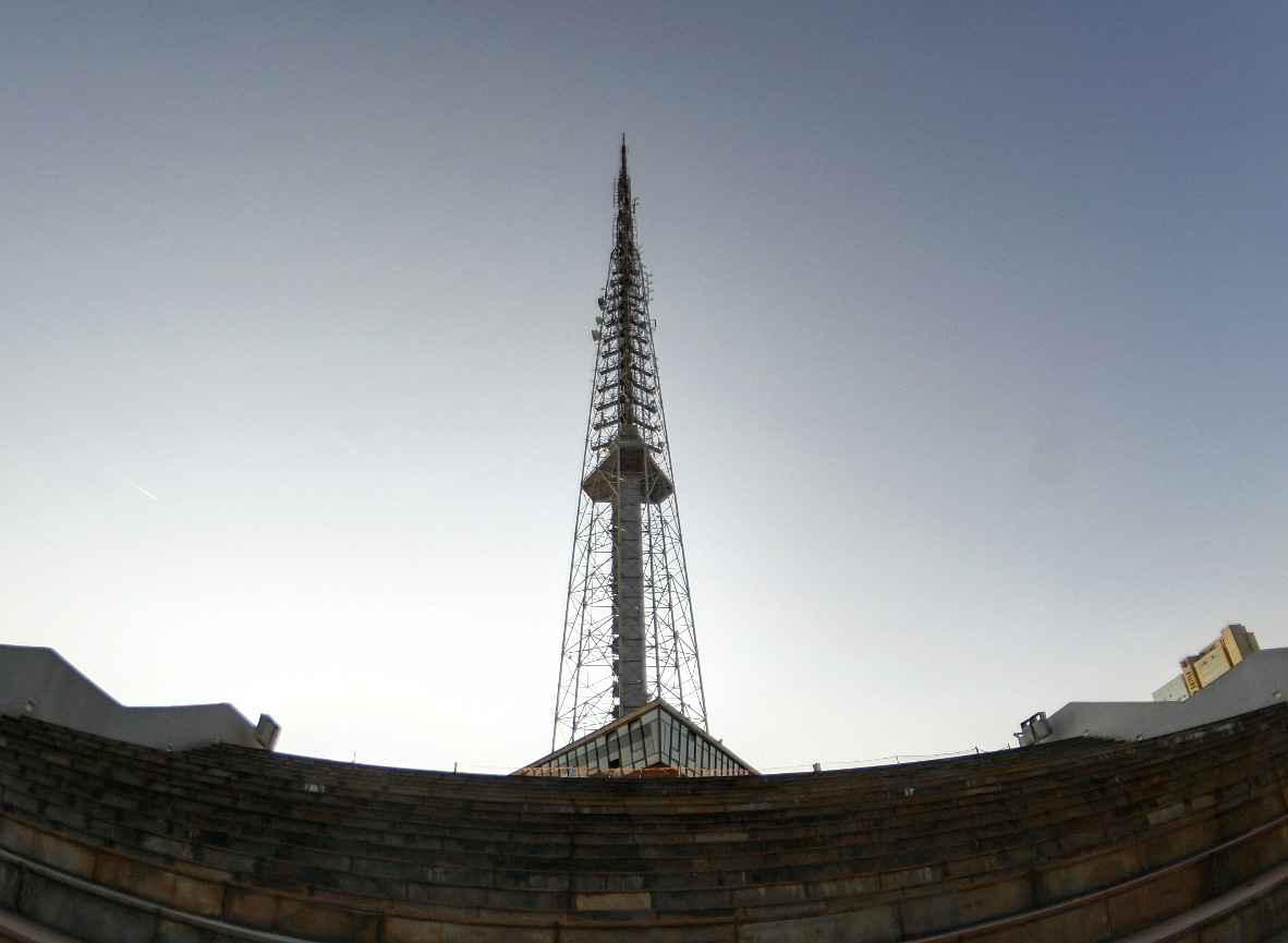 Poucas nuvens no céu da capital