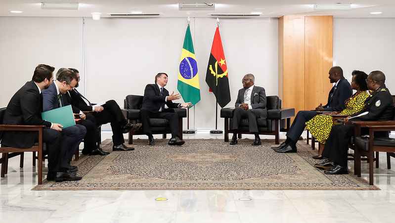 Cerimônia de Apresentação de Cartas Credenciais dos Novos Embaixadores. Na foto, Bolsonaro recebe Florêncio de Almeida, Embaixador da República de Angola