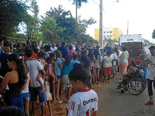 Famílias fazem filas no Parque Marajó para receberem as cestas básicas