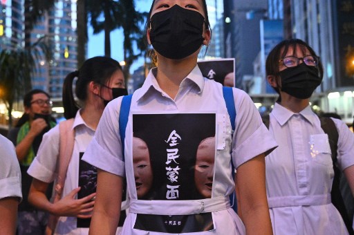 Pessoas de máscaras, se posicionaram atrás da principal barricada