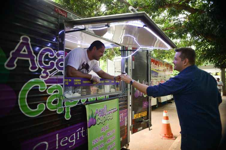 Alimentação fora de casa pesa no orçamento de quem mora nas cidades, revela pesquisa