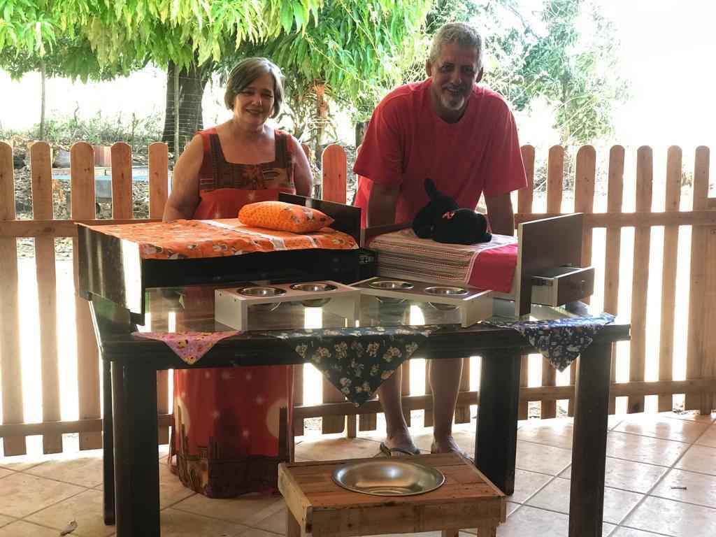 Sandra Margraci Teles, 62, e Adalberto Prieto, 61, deixaram as conservas para apostar em produtos para pets